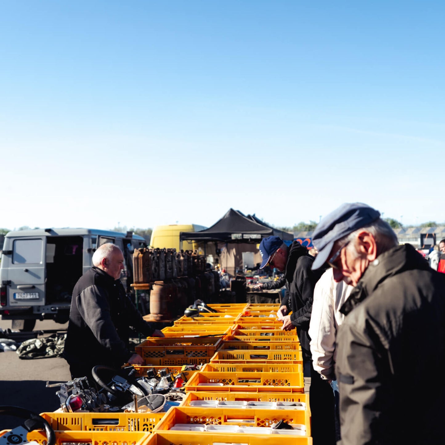 Interessenten beim Teilemarkt während der DEKRA Klassik Tage auf dem DEKRA Lausitzring