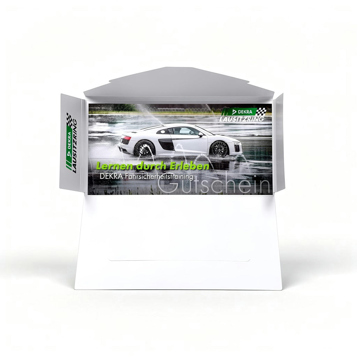 DEKRA Lausitzring Geschenkgutschein in Geschenkbox mit Sportwagen-Motiv, ideal für PKW Basis-Training, PKW Basis-Training für Frauen und PKW Perfektions-Training; perfekt für Fahrsicherheitstraining, Fahrzeugkontrolle, Brems- und Ausweichübungen sowie anspruchsvolle Fahrmanöver am DEKRA Lausitzring.