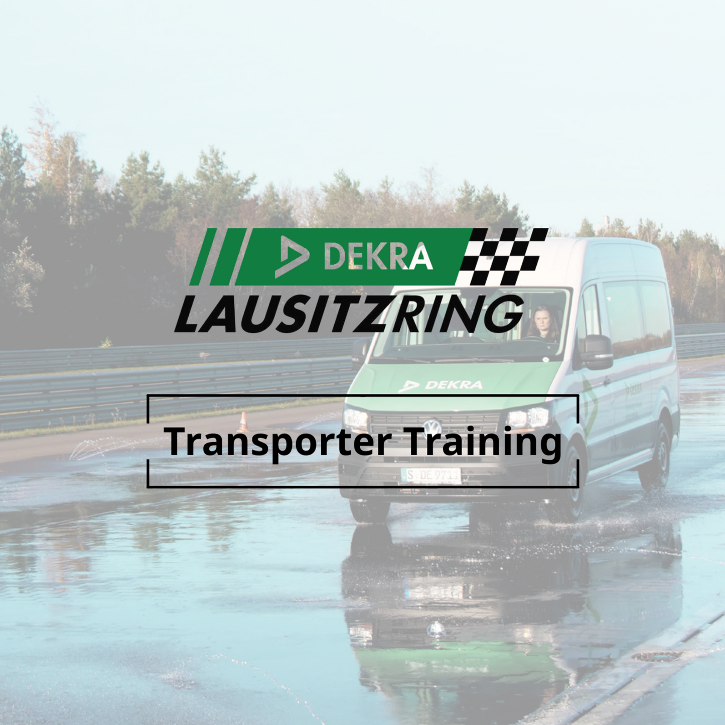 Das Bild zeigt einen DEKRA Transporter auf nasser Trainingsstrecke und steht für den Geschenkgutschein zum Transporter Training am DEKRA Lausitzring. Der Gutschein bietet die Möglichkeit, Fahrsicherheit und Fahrzeugkontrolle unter realistischen Bedingungen zu verbessern.