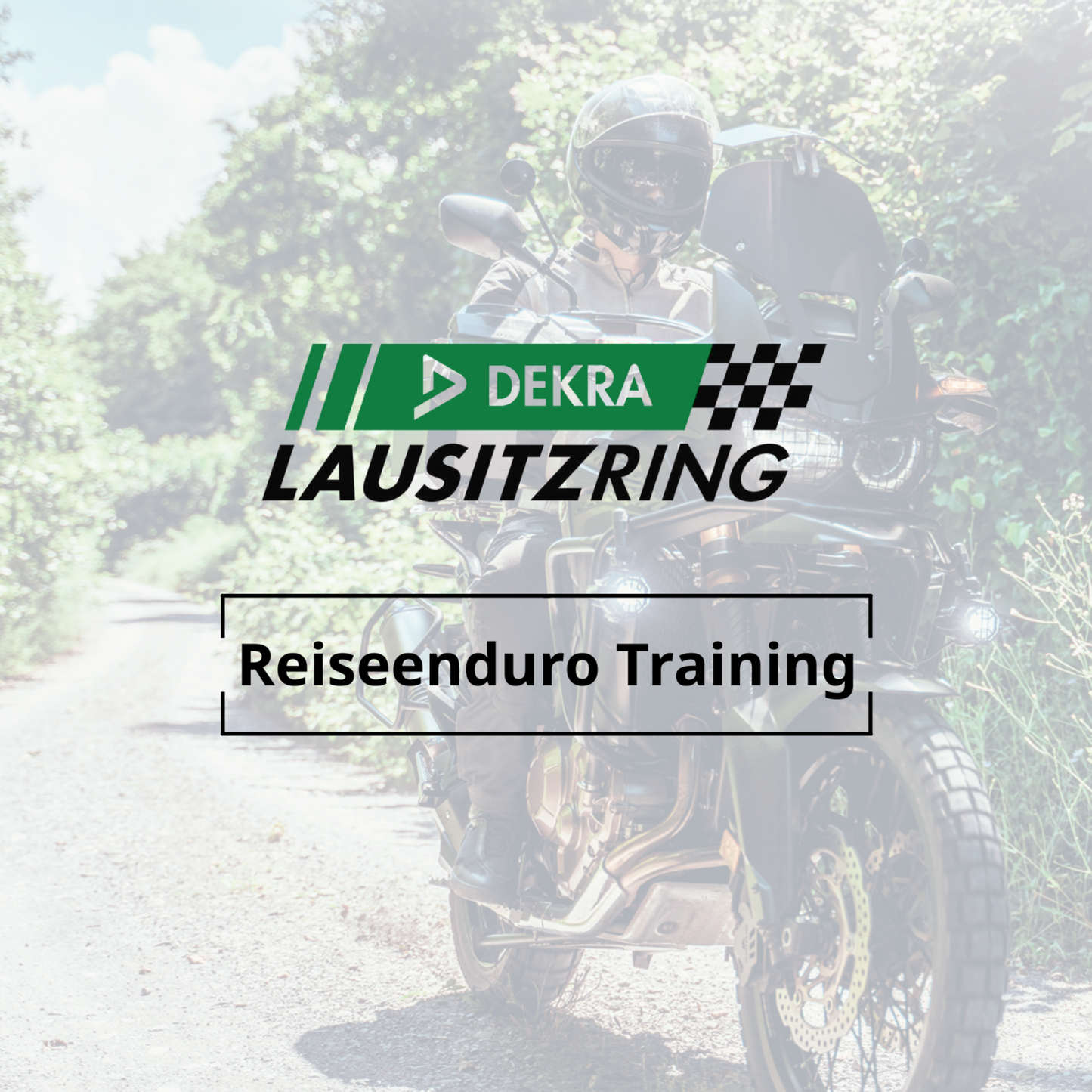 Gutschein für das Reiseenduro Training am DEKRA Lausitzring mit Motorrad im Offroad Gelände und DEKRA Lausitzring Logo als offizielles Trainingsmotiv.