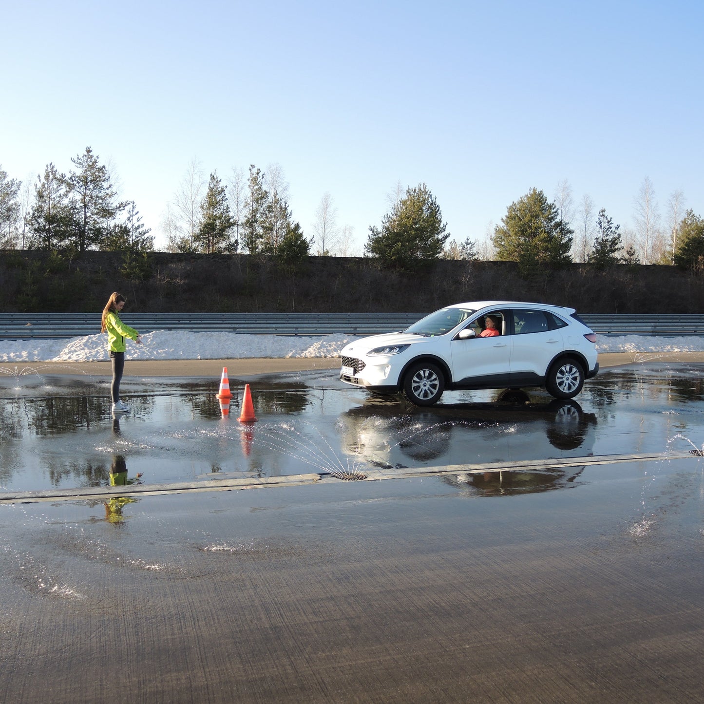Teilnehmerin beim PKW Basis-Training für Frauen am DEKRA Lausitzring, praxisnahes Fahrsicherheitstraining mit professioneller Anleitung auf nasser Fahrbahn