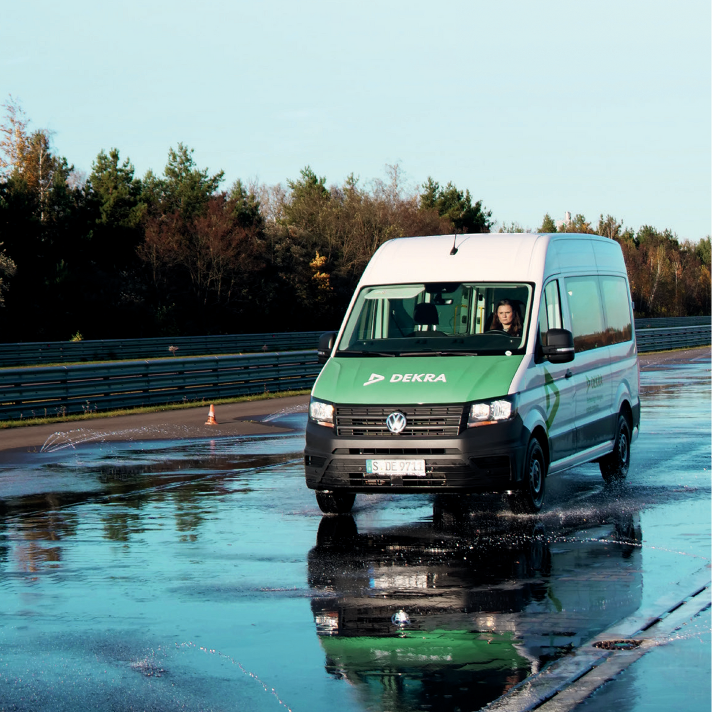 Transporter Training am DEKRA Lausitzring mit einem DEKRA Fahrzeug auf nasser Fahrbahn während einer Bremsübung