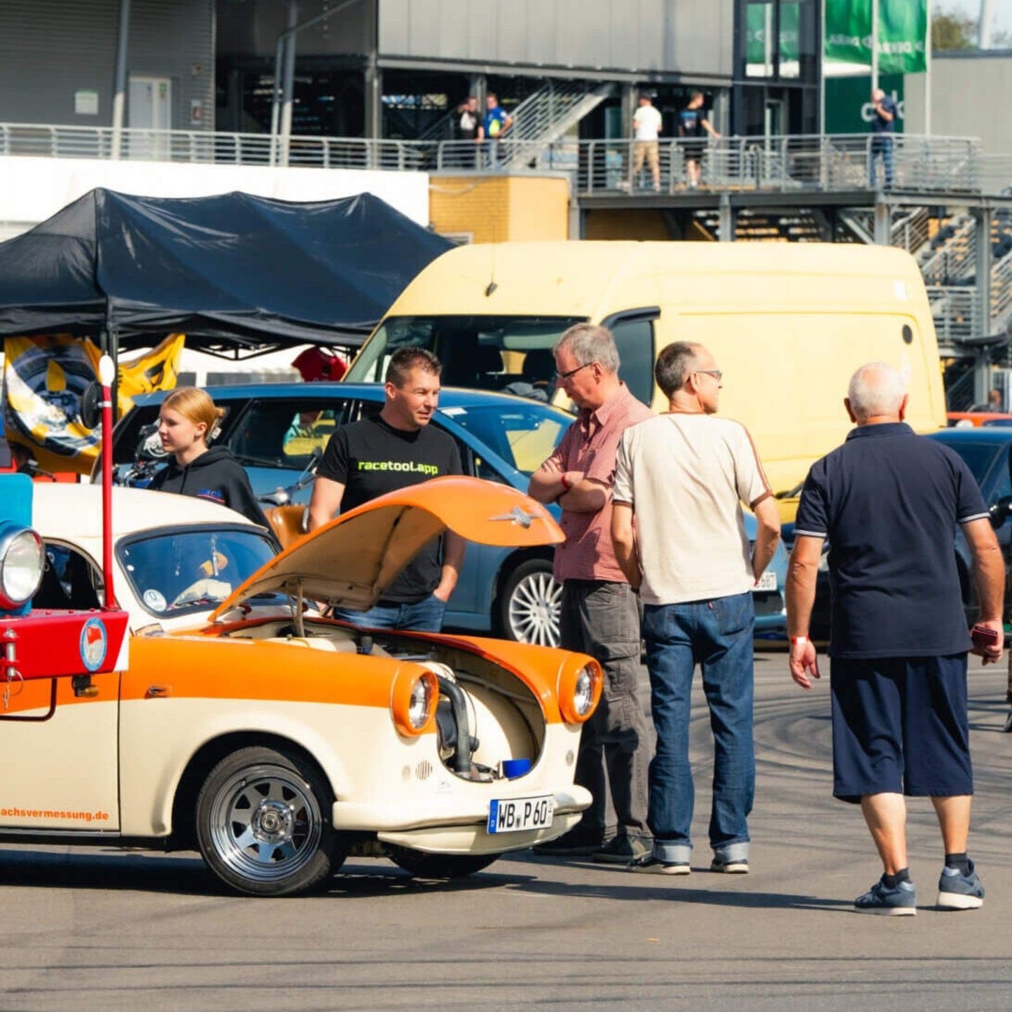 Gespräche zwischen Liebhaber historischer Fahrzeuge im Ausstellerbereich der DEKRA Klassik Tage auf dem DEKRA Lausitzring