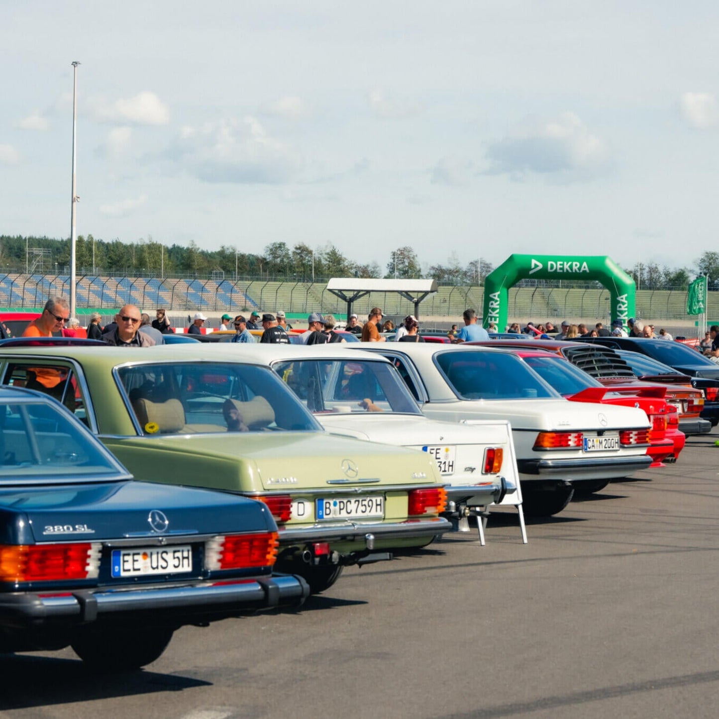 Ausstellung historischer Fahrzeuge bei den DEKRA Klassik Tagen auf dem DEKRA Lausitzring