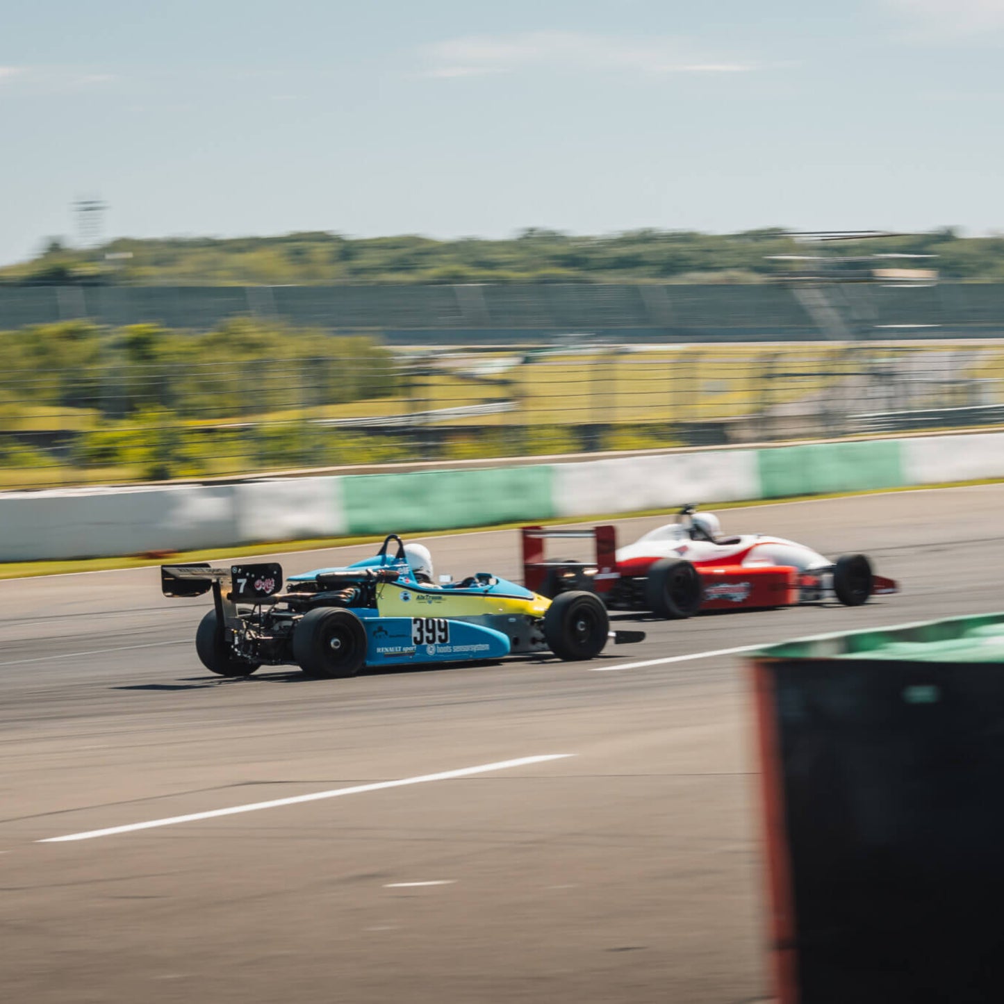 Historische Rennfahrzeuge auf der Gran-Prix-Strecke des DEKRA Lausitzrings während der DEKRA Klassik Tage