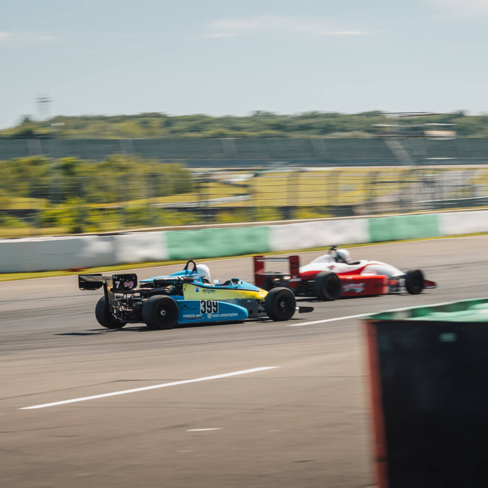 Historische Rennfahrzeuge auf der Gran-Prix-Strecke des DEKRA Lausitzrings während der DEKRA Klassik Tage