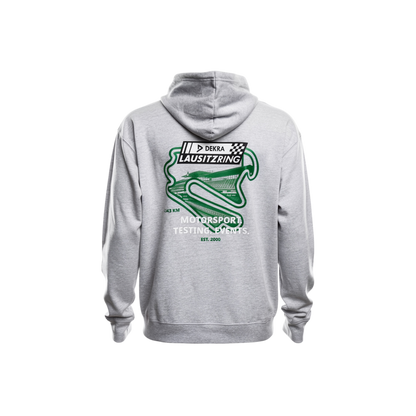 Hellgrauer DEKRA Lausitzring Hoodie mit großem grünen Rückenprint des Lausitzrings, Logo, Motorsport- und Event-Aufdruck sowie „EST. 2000“ – offizielles Merchandise.
