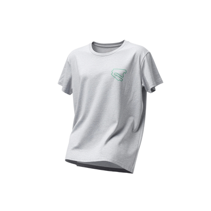 Hellgraues DEKRA Lausitzring T-Shirt mit grünem Streckenlogo auf der Brust und klassischer Passform – offizielles DEKRA Lausitzring Merchandise.