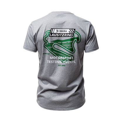 Hellgraues DEKRA Lausitzring T-Shirt mit großem grünen Rückenprint des Lausitzrings, Motorsport- und Event-Aufdruck sowie „EST. 2000“ – offizielles DEKRA Lausitzring Merchandise.