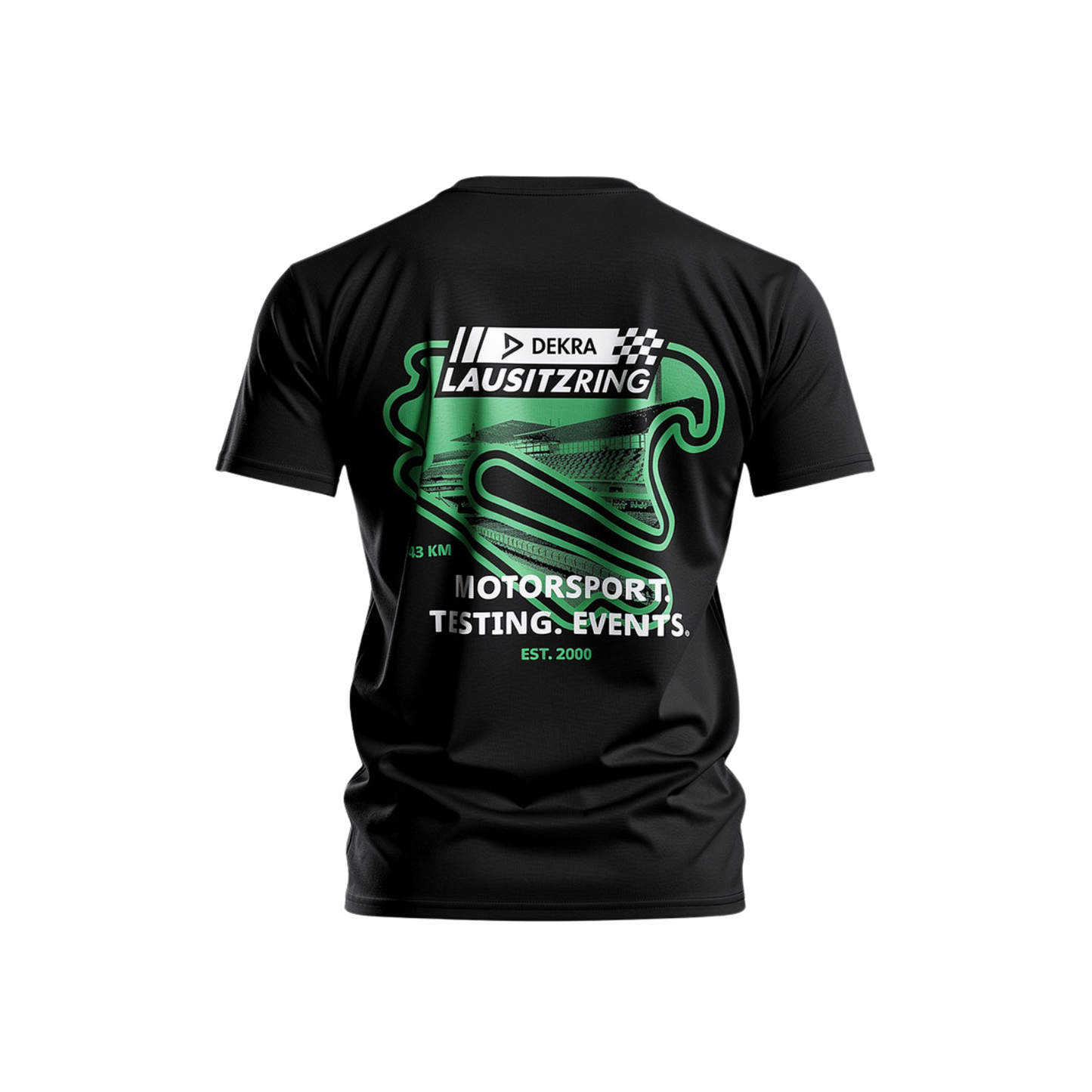 Schwarzes DEKRA Lausitzring T-Shirt mit großem grünen Rückenprint des Lausitzrings, Motorsport- und Event-Aufdruck sowie „EST. 2000“ – offizielles DEKRA Lausitzring Merchandise.