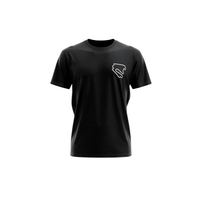 Schwarzes DEKRA Lausitzring T-Shirt mit weißem Streckenlogo auf der Brust, klassische Passform und sportlichem Look – offizielles DEKRA Lausitzring Merchandise.