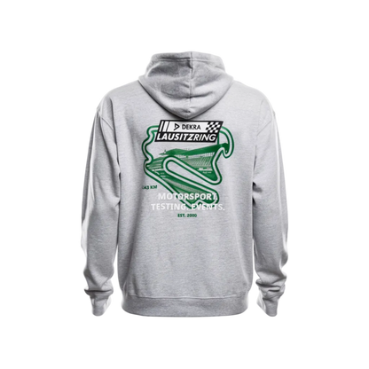 Hellgrauer DEKRA Lausitzring Zip Hoodie mit großem grünen Rückenprint des Lausitzrings, Motorsport- und Event-Aufdruck sowie „EST. 2000“ – offizielles DEKRA Lausitzring Merchandise.