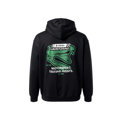 Schwarzer DEKRA Lausitzring Zip Hoodie mit großem grünen Rückenprint des Lausitzrings, Motorsport- und Event-Aufdruck sowie „EST. 2000“ – offizielles DEKRA Lausitzring Merchandise.