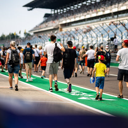 Besucher beim Pitwalk auf dem DEKRA Lausitzring – exklusive Nähe zur Rennstrecke, wie sie VIP-Ticket-Inhaber erleben.