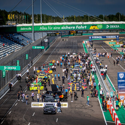 DTM-Startaufstellung am DEKRA Lausitzring – Rennwagen und Teams in der Boxengasse, wie sie Besucher mit VIP-Ticket aus nächster Nähe erleben können.