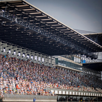 DTM-Zuschauer auf der voll besetzten Tribüne des DEKRA Lausitzrings während des Rennwochenendes.