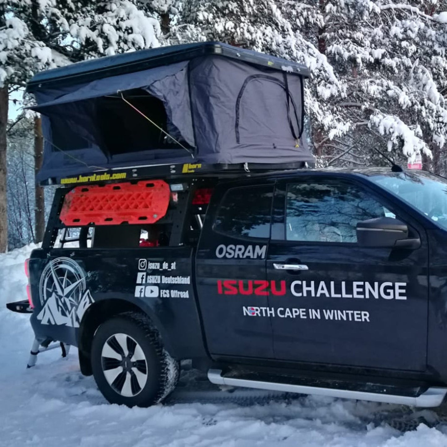 Offroad-Pick-up mit Dachzelt und Winterausrüstung im Schnee, aufgenommen für das Dachzelt- und Allradcamp am DEKRA Lausitzring