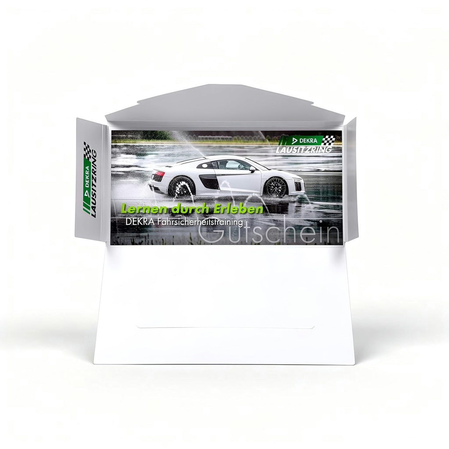 DEKRA Lausitzring Geschenkgutschein in Geschenkbox mit Sportwagen-Motiv, ideal für PKW Basis-Training, PKW Basis-Training für Frauen und PKW Perfektions-Training; perfekt für Fahrsicherheitstraining, Fahrzeugkontrolle, Brems- und Ausweichübungen sowie anspruchsvolle Fahrmanöver am DEKRA Lausitzring.