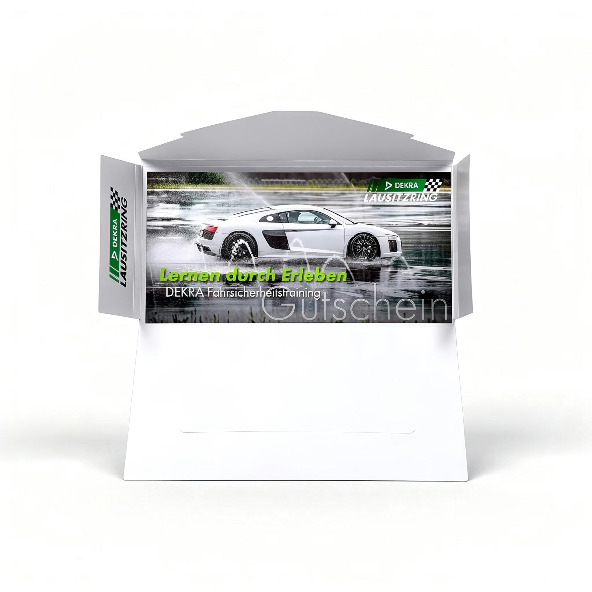 DEKRA Lausitzring Geschenkgutschein in Geschenkbox mit Sportwagen-Motiv, ideal für PKW Basis-Training, PKW Basis-Training für Frauen und PKW Perfektions-Training; perfekt für Fahrsicherheitstraining, Fahrzeugkontrolle, Brems- und Ausweichübungen sowie anspruchsvolle Fahrmanöver am DEKRA Lausitzring.