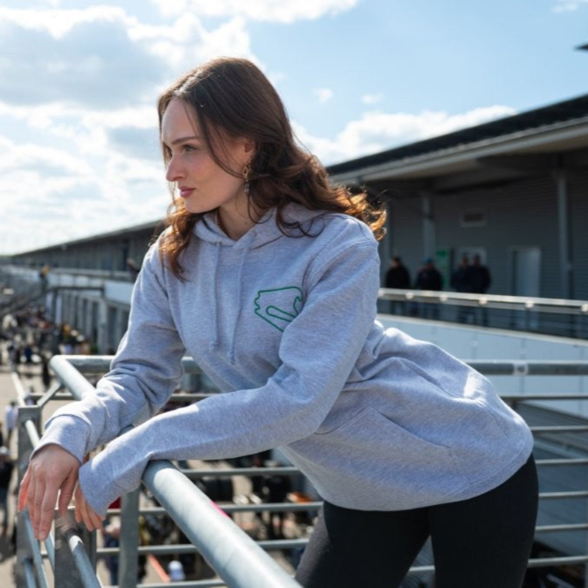 Person trägt den Hoodie Motorsport, Testing & Events am DEKRA Lausitzring, sportliche Teamwear mit Rennstrecken-Logo für Fans und Teilnehmer