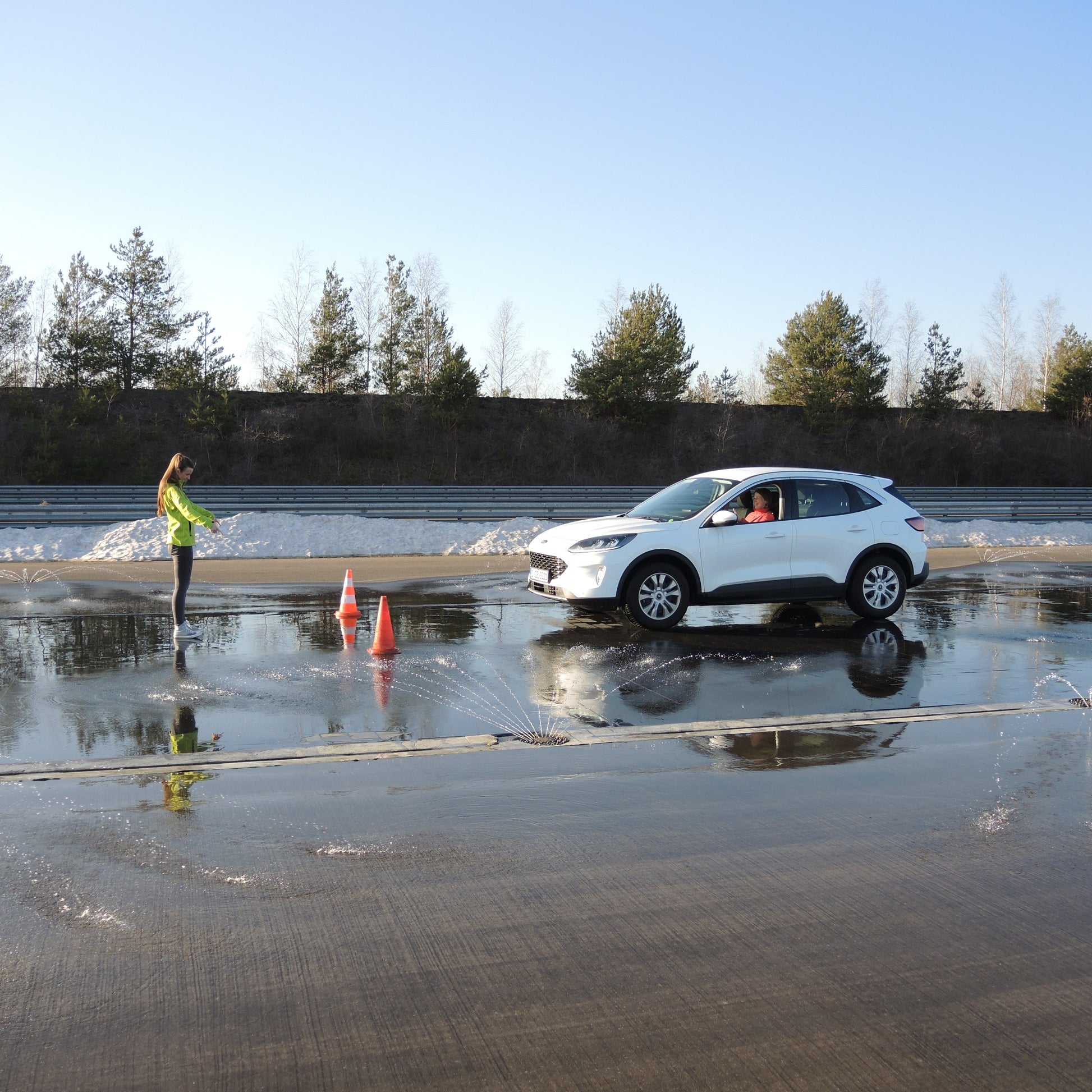 Teilnehmerin beim PKW Basis-Training für Frauen am DEKRA Lausitzring, praxisnahes Fahrsicherheitstraining mit professioneller Anleitung auf nasser Fahrbahn