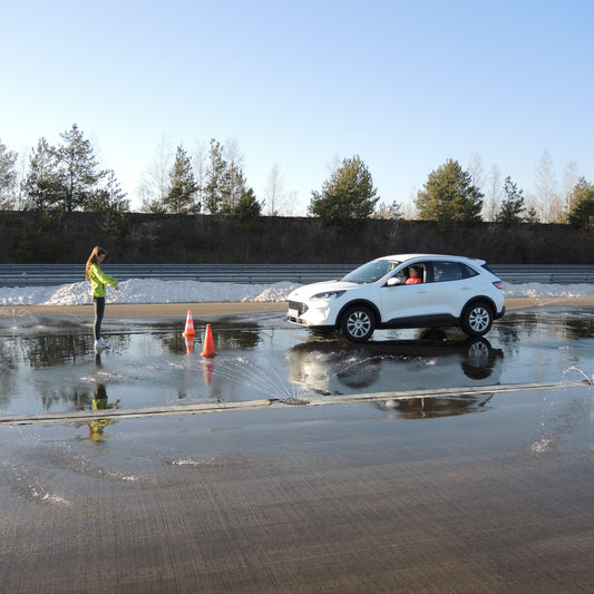 Teilnehmerin beim PKW Basis-Training für Frauen am DEKRA Lausitzring, praxisnahes Fahrsicherheitstraining mit professioneller Anleitung auf nasser Fahrbahn