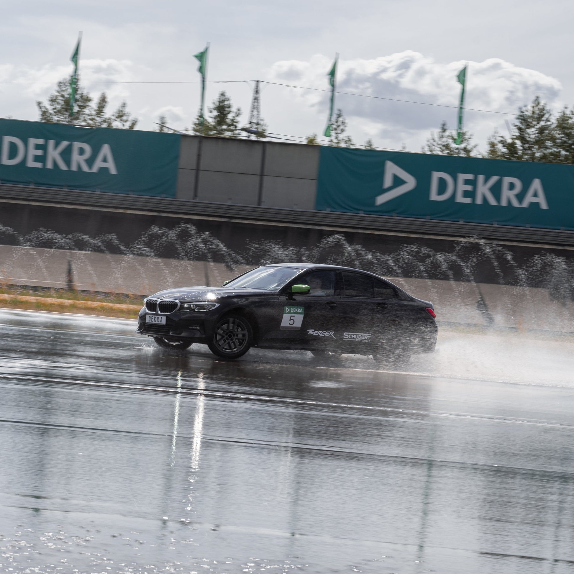Schwarzer BMW beim PKW Perfektions-Training am DEKRA Lausitzring, präzises Fahrverhalten und Fahrzeugkontrolle auf nasser Strecke für erfahrene Fahrer