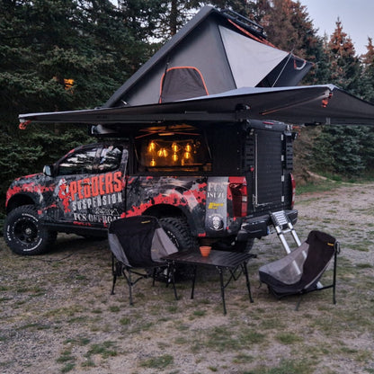 Offroad-Pick-up mit Dachzelt, Markise und Camp-Setup beim Dachzelt- und Allradcamp am DEKRA Lausitzring.