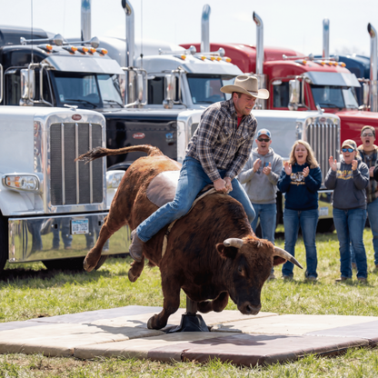 Teilnehmer des Wettbewerbs "Stärkste Spedition der Lausitz" beim Rodeo im Rahmen des Truck & Country Festivals auf dem DEKRA Lausitzring