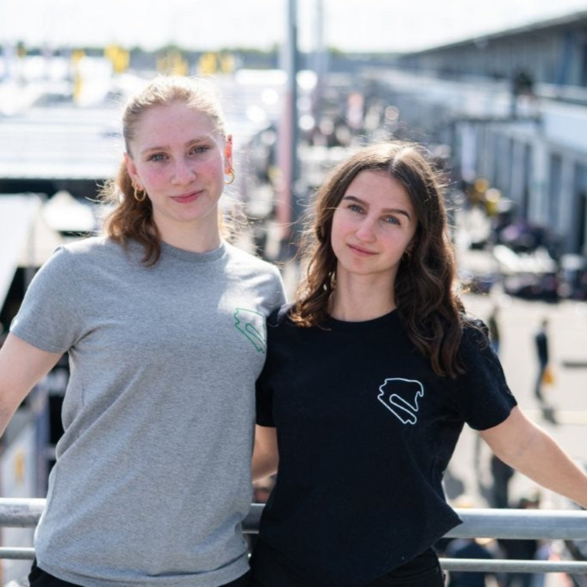 Zwei Personen tragen das T-Shirt Motorsport, Testing & Events am DEKRA Lausitzring, sportliches Teamshirt mit Rennstrecken-Logo für Motorsportfans und Teilnehmer