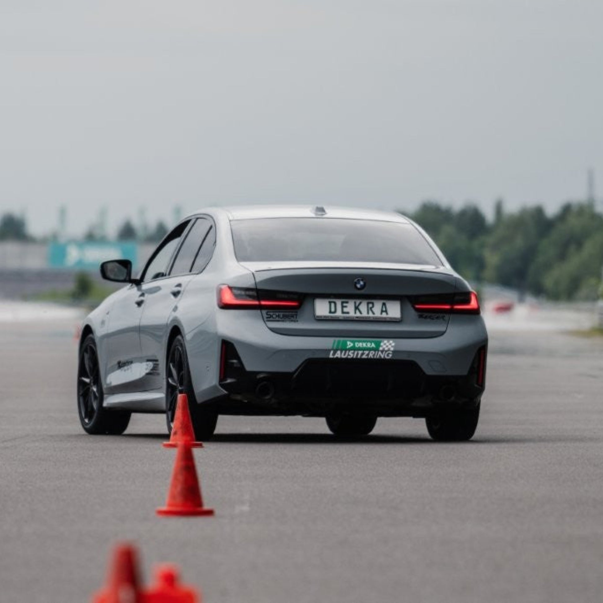 Grauer BMW 330i bei der Testfahrerqualifikation: Aufbau im Slalom-Parkour auf dem DEKRA Lausitzring.