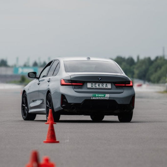 Grauer BMW 330i bei der Testfahrerqualifikation: Aufbau im Slalom-Parkour auf dem DEKRA Lausitzring.