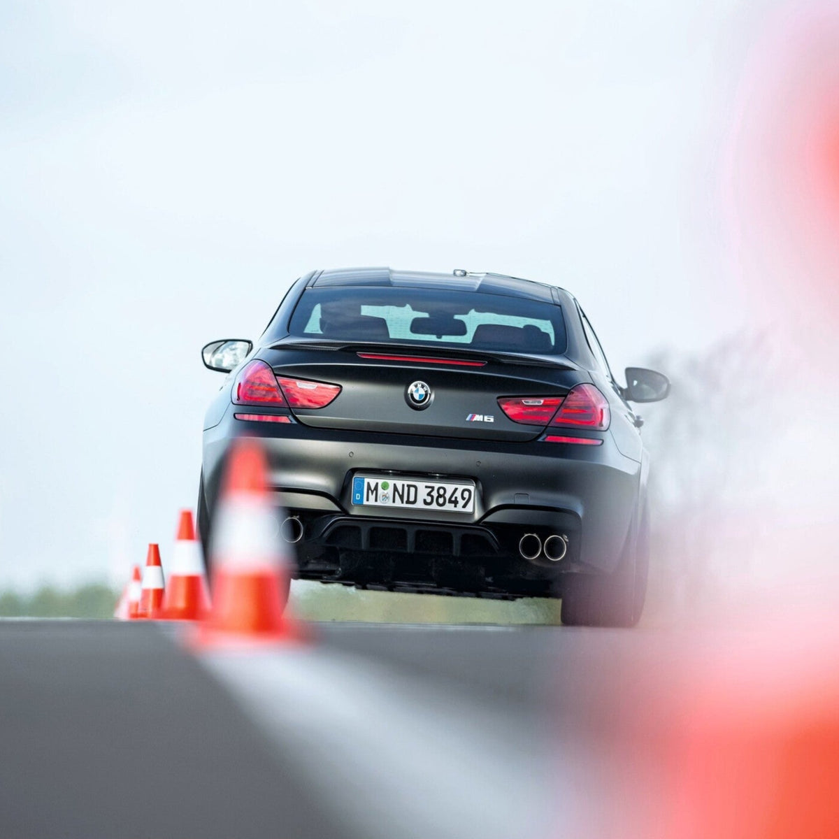 BMW M6 beim Fahrtraining am DEKRA Lausitzring während der Testfahrerqualifikation Aufbau, präzise Handlingübungen für Testfahrer