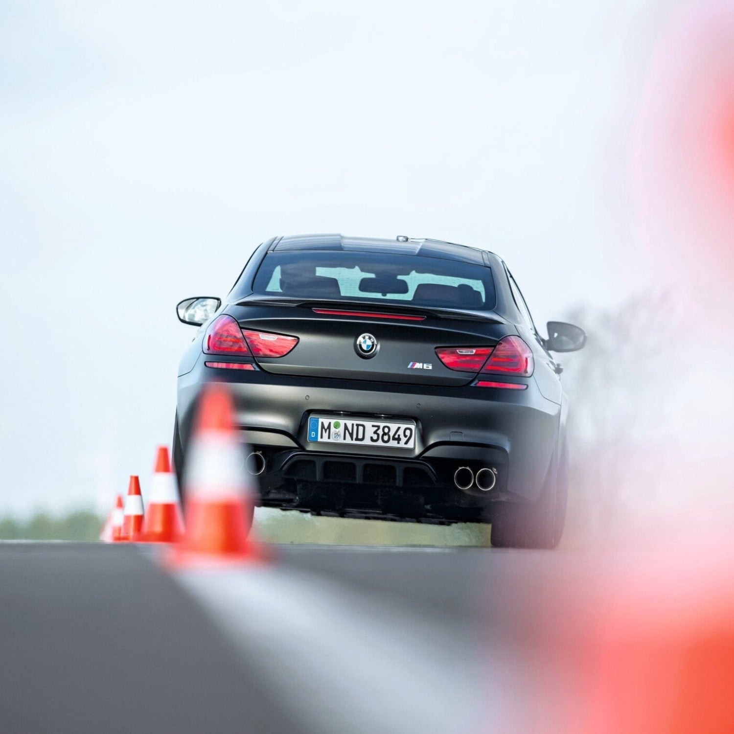 BMW M6 beim Fahrtraining am DEKRA Lausitzring während der Testfahrerqualifikation Aufbau, präzise Handlingübungen für Testfahrer