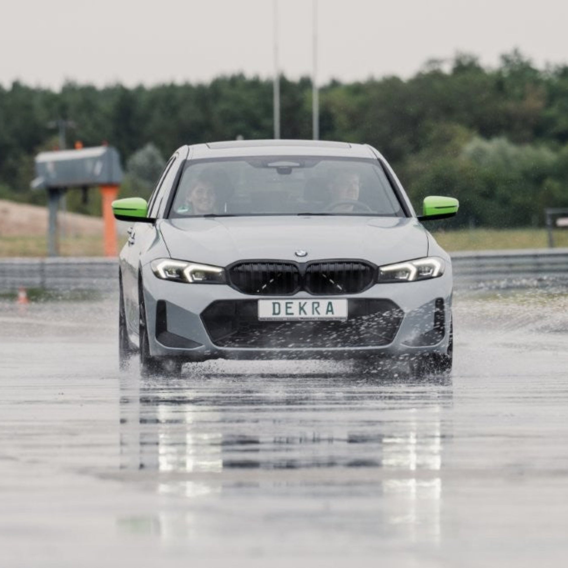 Grauer 330i bei der Testfahrerqualifikation: Basis auf dem DEKRA Lausitzring.