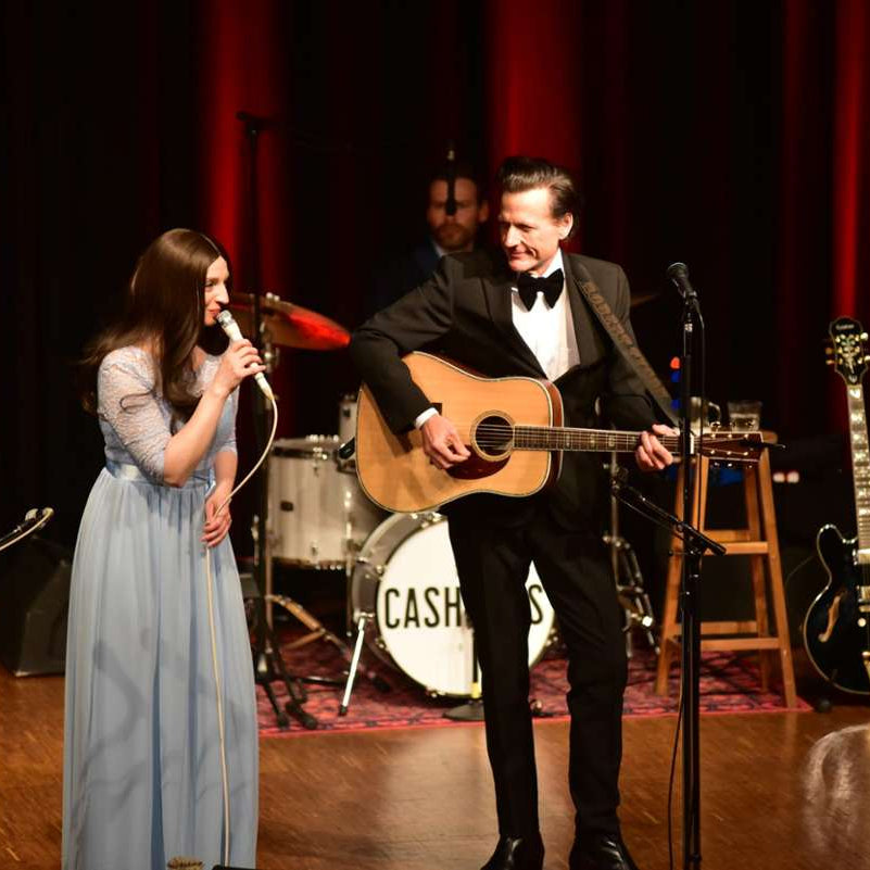 Die Band "The Cashbags" performt live in der Hofer Freiheitshalle.