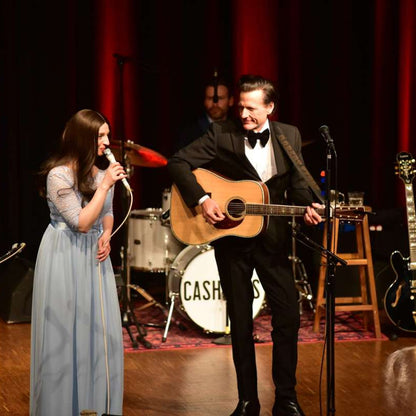 Die Band "The Cashbags" performt live in der Hofer Freiheitshalle.