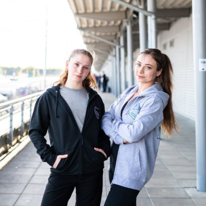 Zwei Personen tragen den Zip Hoodie Motorsport, Testing & Events am DEKRA Lausitzring, bequeme Teamwear mit sportlichem Design für Fans und Teilnehmer