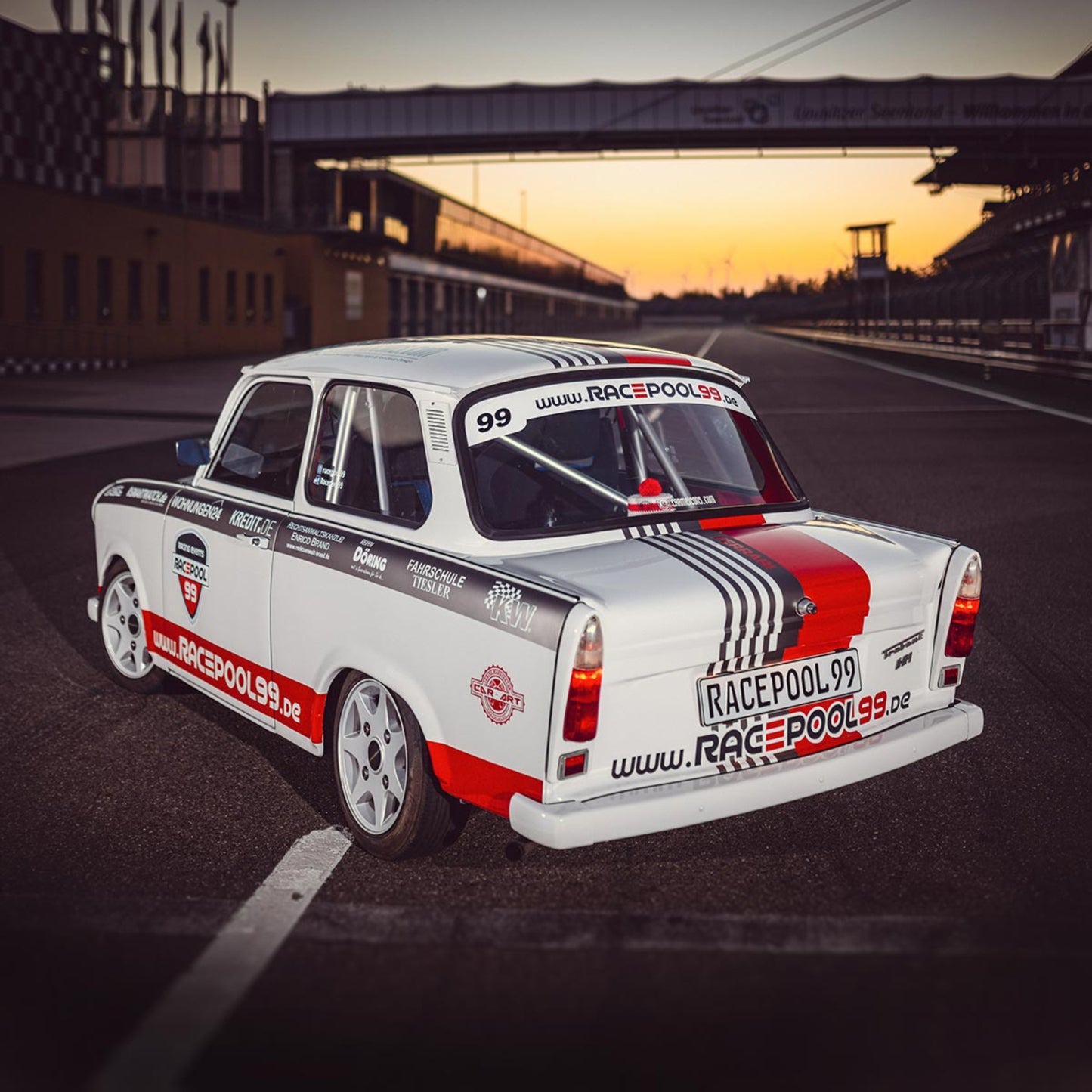 Trabant 601S als Renntaxi während der DEKRA Klassik Tage auf der Grand-Prix-Strecke des DEKRA Lausitzrings erleben.