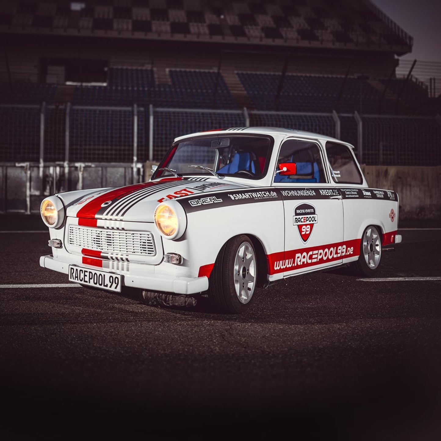 Trabant 601S als Renntaxi während der DEKRA Klassik Tage auf der Grand-Prix-Strecke des DEKRA Lausitzrings buchen.